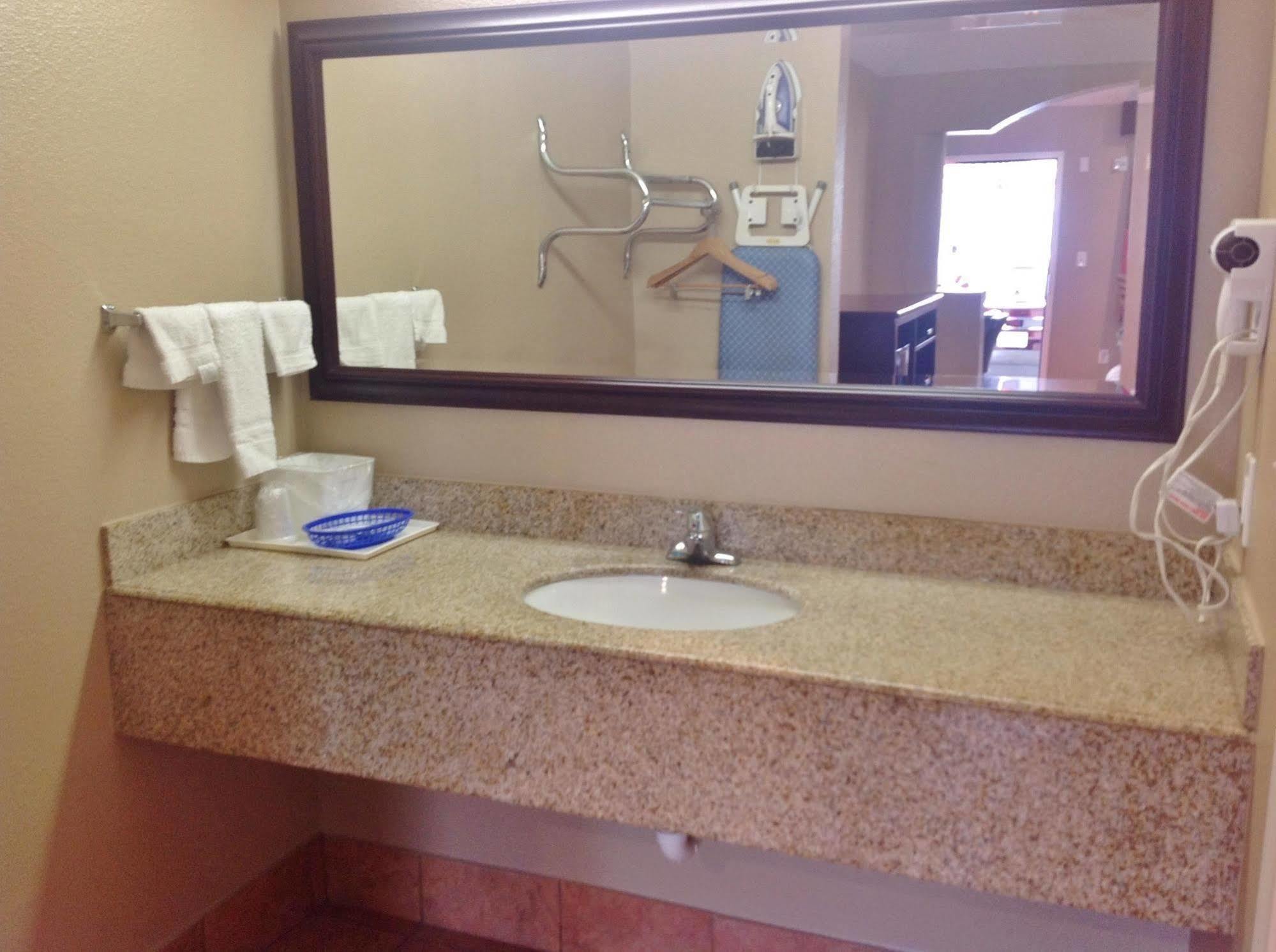 Americas Best Value Inn And Suites Houston / Tomball Parkway ภายนอก รูปภาพ